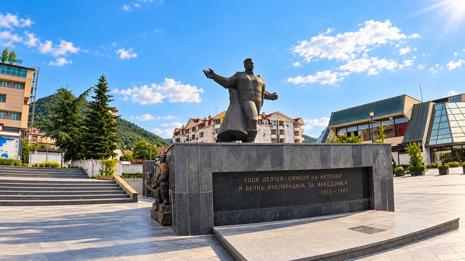 Плоштадот во Струмица со споменикот на Гоце Делчев, под сино летно небо